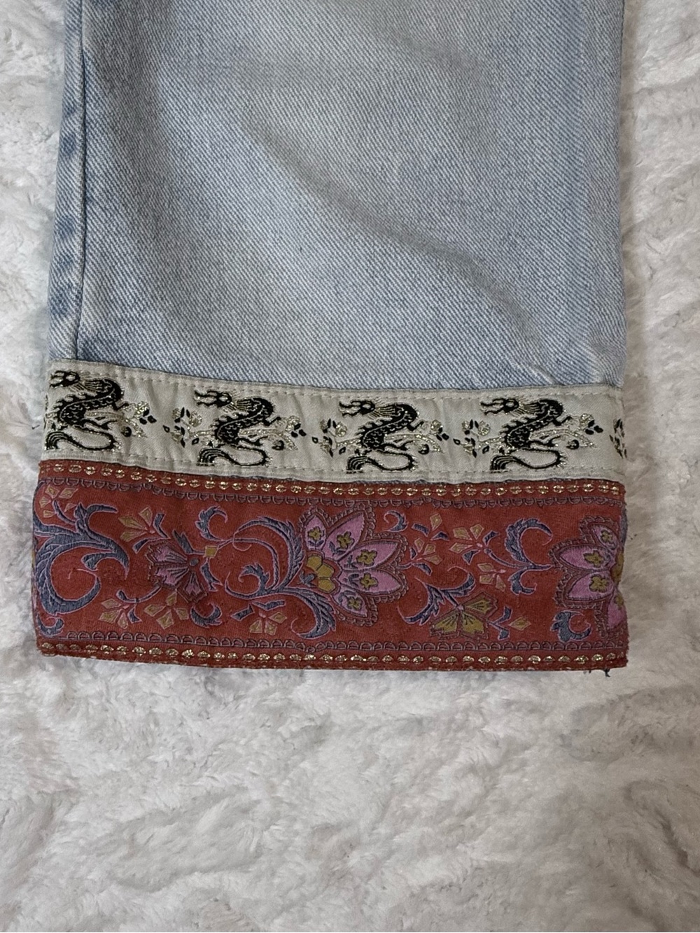 LONDONJEAN Light Blue Cropped Jeans with Patterned Hem - Gently Used -Size 8 - Picture 4 of 12
